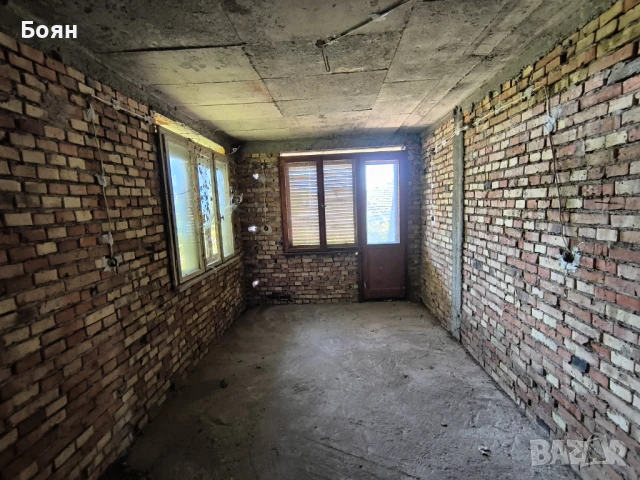 Собственик продава триетажна солидна къща 320 кв.м. в с. Тияновци, област Видин  , снимка 12 - Къщи - 43476121