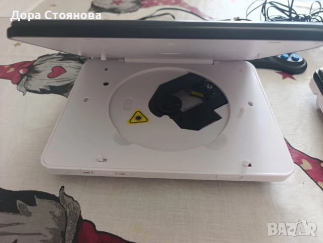 Преносимо детско DVD Salora, снимка 3 - Плейъри, домашно кино, прожектори - 52953974