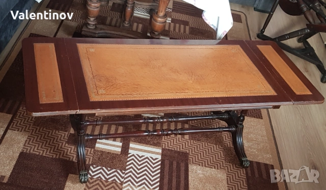 Старинна дървена масичка 