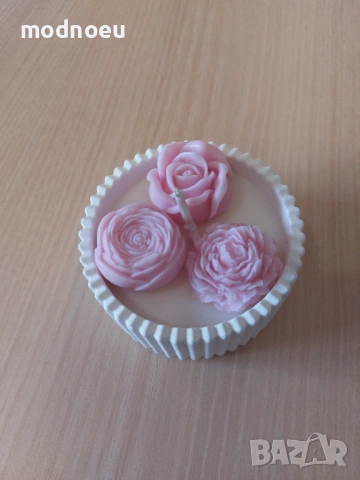 Свещ рози в кашпа