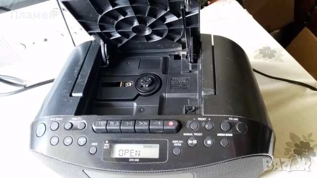 Радио касетофон компакт диск  Sony CFD-550 , снимка 3 - Радиокасетофони, транзистори - 50672866