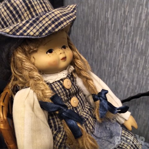 Порцеланова кукла ръчна изработка с ратанов стол , снимка 2 - Колекции - 38015685