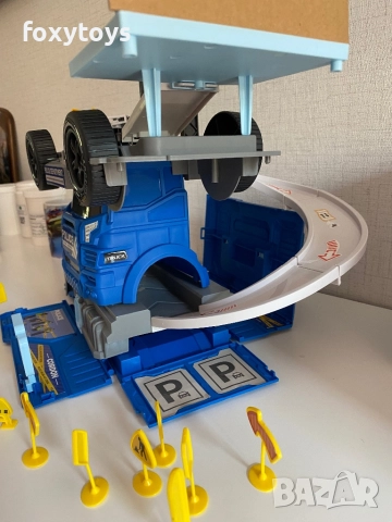 Полицейски камион - паркинг - 2 в 1, снимка 18 - Коли, камиони, мотори, писти - 51417320