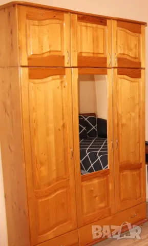 Трикрилен чамов гардероб с надстройка , снимка 1