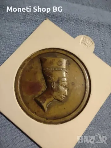 Плакет с Нефертити и Хеопсовата пиранида.