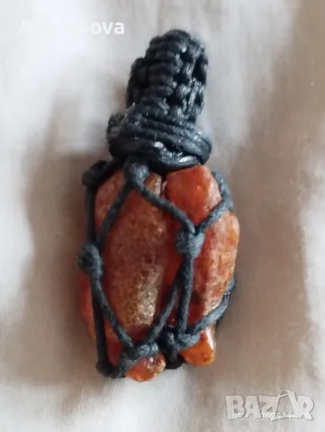 Продавам висулка от голям кехлибар