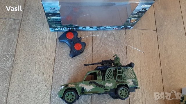 Армейски джип с войник, радиоуправление и светлина 4+ , снимка 4 - Коли, камиони, мотори, писти - 48641362