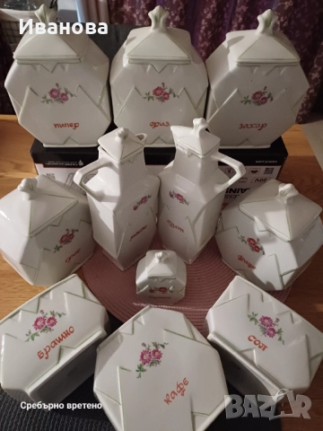 Комплект буркани и шишета за подправки и храни – отличен вид!