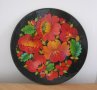 Декоративна дървена чиния, цветен мотив на черен фон