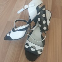 Нови сандали в бяло и черно, снимка 1 - Сандали - 26348127