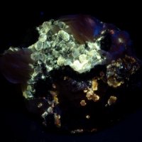 Друза от флуоресцентен церусит и барит 111g, снимка 1 - Други ценни предмети - 38376834