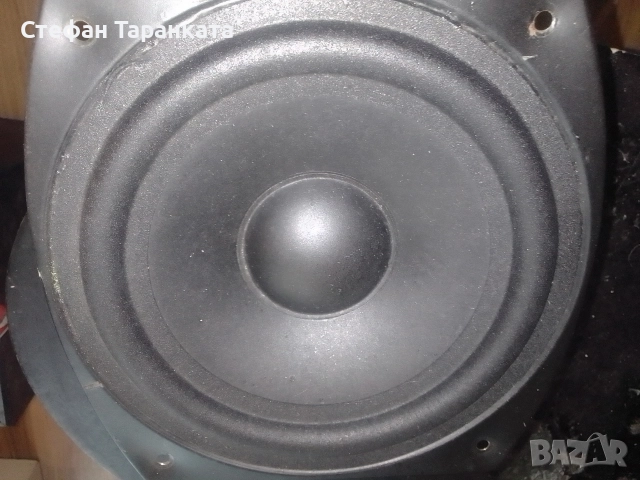 Басов говорител свалян от суббуфер.