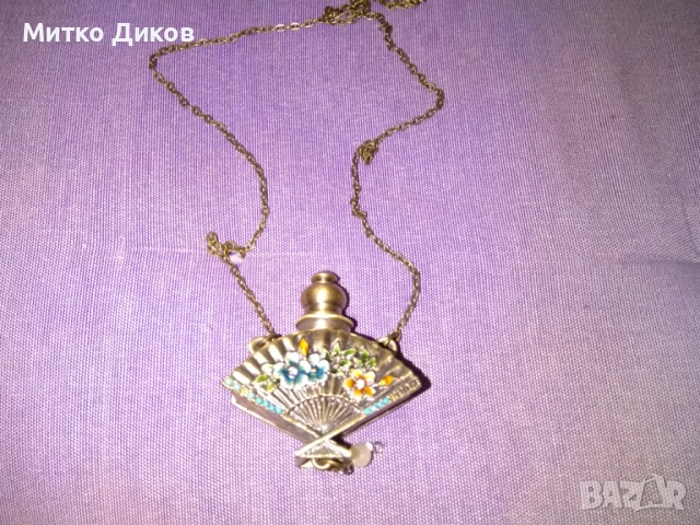 Винтидж бутилка за парфюм от месинг, клозоне, флорална, с W-образна винтова капачка Н-50мм и 55х20мм, снимка 2 - Антикварни и старинни предмети - 51554075