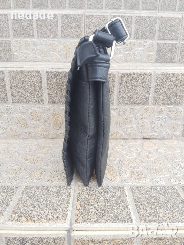 Малка черна дамска чанта с цял капак обшит с кожена лента през рамо или през тялото от екокожа , снимка 3 - Чанти - 28650961