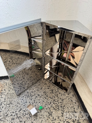 Ъглов Шкаф с Огледало за Баня, Стенен Монтаж, от Неръждаема Стомана, 3 Рафта, 60×30×19 см!, снимка 5 - Шкафове - 52859543