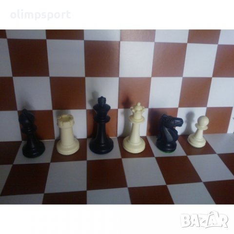 Шахматни фигури средно утежнени.  Височина на царя 95,5мм, диаметър на основата 35 мм.