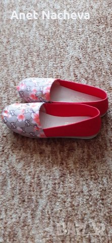 Дамски обувки червени с шарка на цветя отпред 