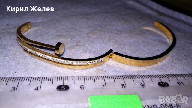 ЕЛЕГАНТНА ПОЗЛАТЕНА МОДНА ДИЗАЙНЕРСКА АРТ ГРИВНА БЛАГОРОДНА НЕРЪЖДАЕМА СТОМАНА с ЦИРКОНИ 34306, снимка 2 - Гривни - 38950247