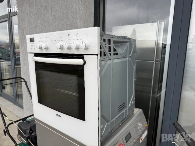 Бяла фурна за вграждане с плот Bosch Като нова, снимка 4 - Печки, фурни - 53426582