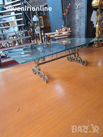 холна маса с желязна основа и стъклен плот, снимка 2 - Маси - 43745754