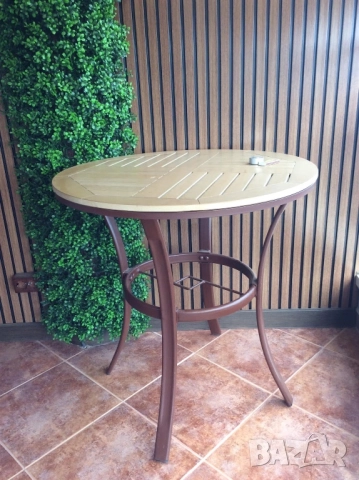 Маса подходяща за кафенце или хапване на тераса, в градина;) 