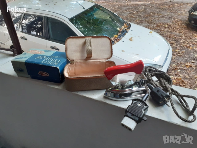 Стара колекционерска електрическа малка туристическа ютия