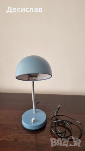 лампа за бюро-демируема