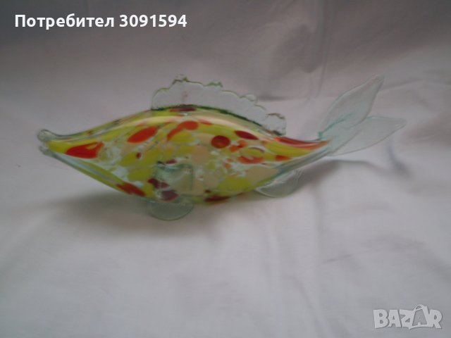 Стара фигура на риба многоцветно стъкло