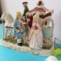 Порцелан Capodimonte - Карета с два коня, кочияш, дама и лакей, снимка 2 - Антикварни и старинни предмети - 43088775