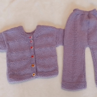 Бебешки ръчно плетени жилетка и панталон 3-6м, снимка 1 - Жилетки и елечета за бебе - 44841679