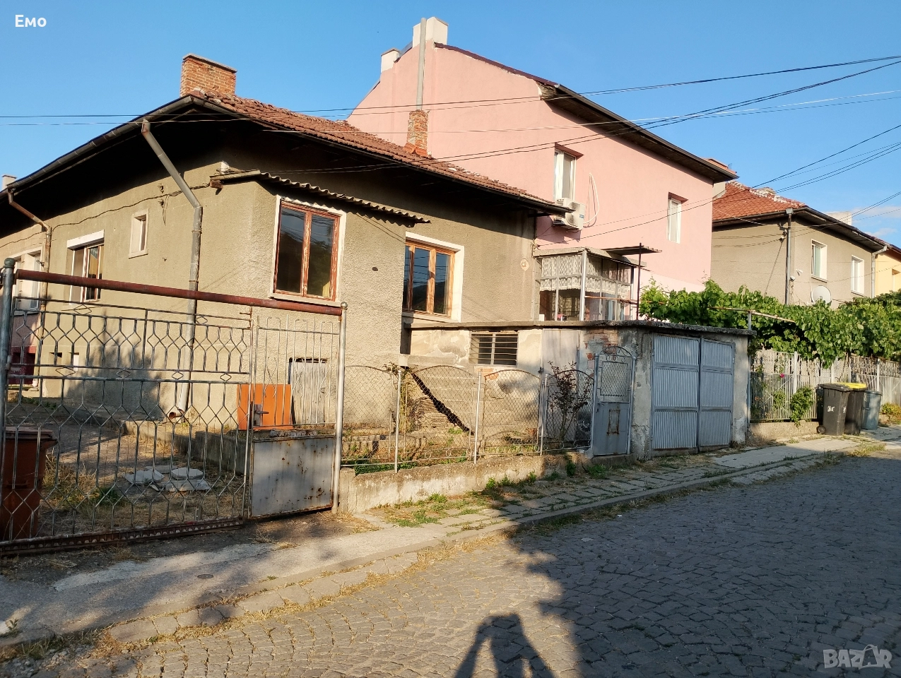 Собственик продава изгодно голям имот с ток и вода: 3 солидни къщи, 2 гаража, 4 мазета общо!, снимка 1