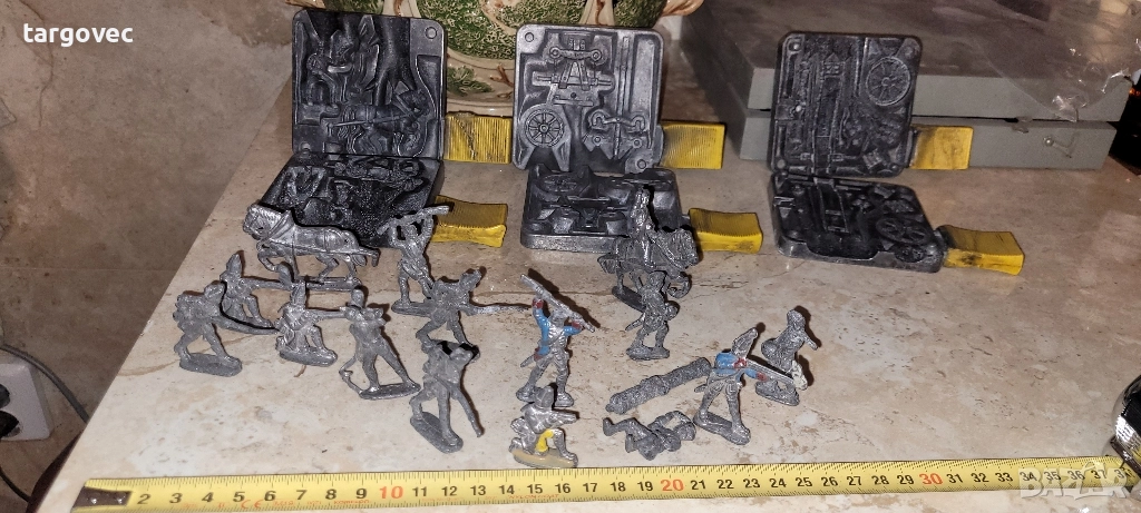 стари оловни войници и калъпи за направата им, снимка 1