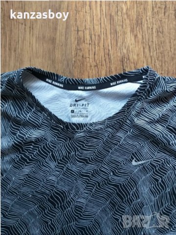 Nike - страхотна дамска тениска