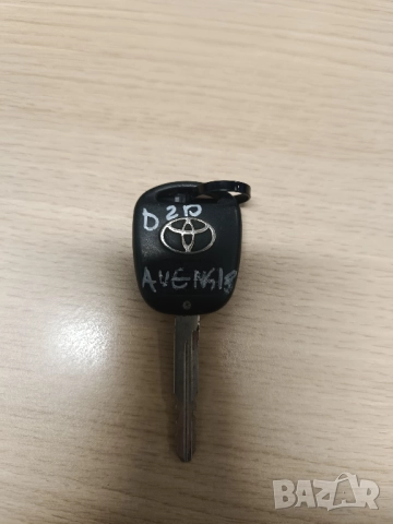 Ключ за тойота авенсис