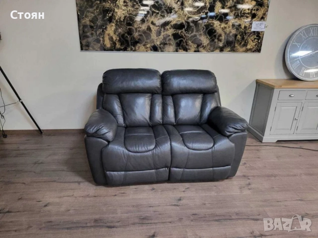 Сив кожен диван двойка с електрически релаксиращ механизъм