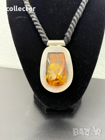 Сребърен медальон с Кехлибар. №7414, снимка 2 - Колиета, медальони, синджири - 51940569