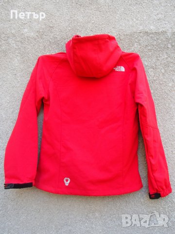 Продавам дамско червено пролетноесенно яке софт шел The North Face, снимка 4 - Якета - 28055546