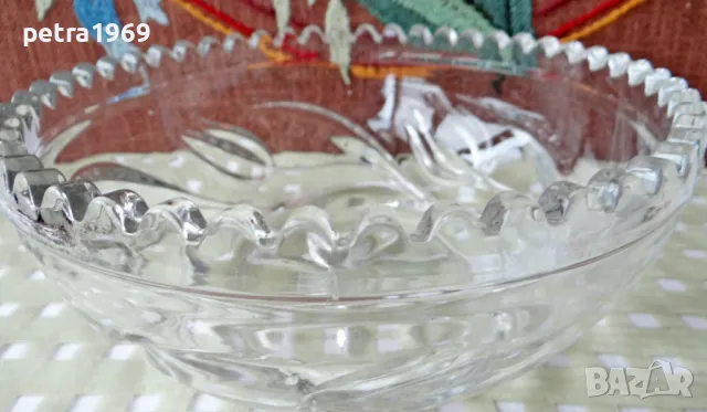 Гравирана кристална купа с красиви лалета, снимка 5 - Чинии - 49679529
