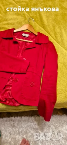 Продавам дамско червено сако, снимка 3 - Сака - 50597380