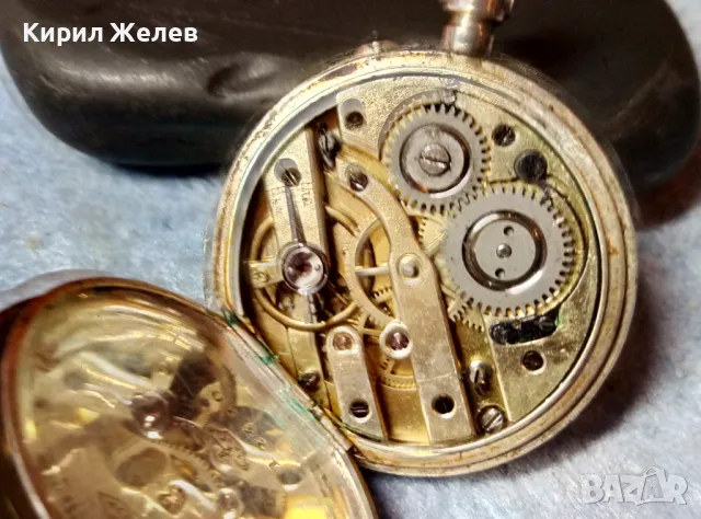 Стар ШВЕЙЦАРСКИ СРЕБЪРЕН ДЖОБЕН ЧАСОВНИК СРЕБРО 935 с РЪЧНО ОРНАМЕНТИРАН КАПАК 48870, снимка 5 - Джобни - 48034553