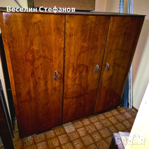 Старинен трикрилен гардероб от масив орех