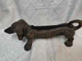 Стара масивна английска чугунена стъргалка за обувки куче-дакел от началото на 1900 г, снимка 2