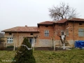 Тухлена къща със селскостопански постройки, снимка 2