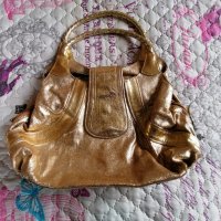 Златиста чанта естествена кожа , снимка 1 - Чанти - 28908730