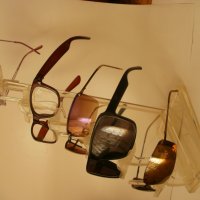 Три броя  прозрачна плексигласова стойка за очила, снимка 1 - Стелажи и щандове - 33651245