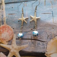 Красиви обеци Морска звезда и порцеланови ръчно рисувани мъниста в стил Ибиза , снимка 3 - Обеци - 26376194