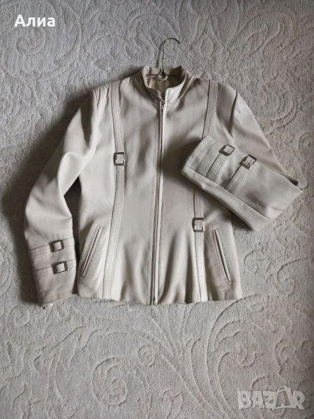  Дамско яке от естествена кожа,  цвят мръсно бяло. Размер L. С метални орнаменти. Вталено. Запазено., снимка 1