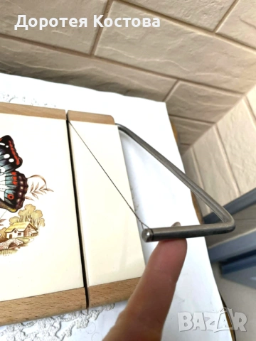 Красива дъска за сирена от Англия от дърво и керамична плочка с пеперуда, снимка 3 - Антикварни и старинни предмети - 53422535