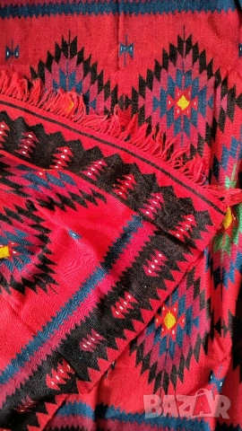 Автентичен ръчно тъкан вълнен килим – старинен и запазен с красиви традиционни мотиви, снимка 8 - Декорация за дома - 51545472