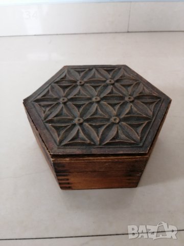 Шестоъгълна дървена кутия със страна 7 см. h 5.5 см. 